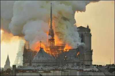 À quelle date a eu lieu le violent incendie qui a ravagé la cathédrale Notre-Dame de Paris ?
