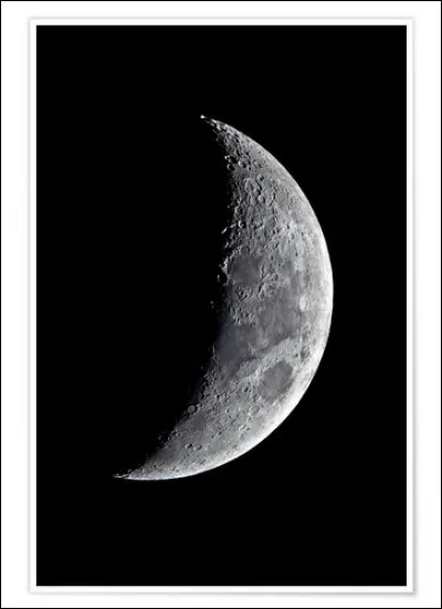 Ses attributs sont le croissant de lune, l'arc, la biche...