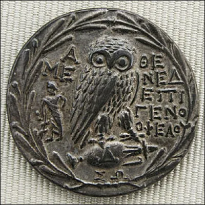 Ses attributs sont la chouette, l'olivier.