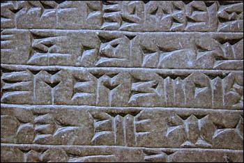 L'écriture cunéiforme est un des plus anciens systèmes d'écriture au monde, il remonte au IVe millénaire av. J. -C. en Mésopotamie. Au début, pourquoi cette écriture fut-elle inventée ?