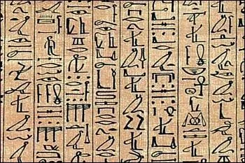 Les hiéroglyphes égyptiens sont des caractères figuratifs apparus eux aussi au IVe millénaire av. J. -C. Quels sons les hiéroglyphes ne retranscrivent-ils pas ?