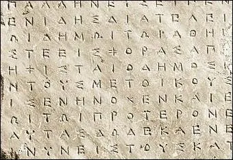 Au VIIIe siècle l'alphabet grec, dérivé de l'alphabet phénicien, est le premier alphabet utilisé pour écrire une langue indo-européenne. Qu'a-t-il de nouveau par rapport aux alphabets plus anciens ?