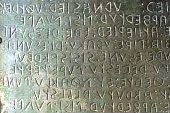 L'alphabet étrusque comptait 26 lettres au VIIe siècle avant J. -C. 200 ans plus tard, il ne comptait plus que 20 lettres. Parmi celles ci-dessous, lesquelles furent supprimées ?