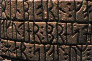 L'alphabet runique était utilisé par les anciens peuples de langue germanique ou scandinave et il remonte au IIe siècle ap. J. -C. Au début, que transcrivait-on avec cette écriture ?