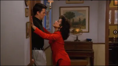 Dans la saison 3, laquelle des surs de Joey, Chandler embrasse-t-il ?