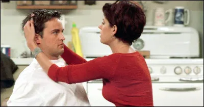 Dans la saison 4, comment Joey punit-il Chandler pour avoir embrassé sa petite-amie ?