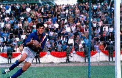 Il est Robert Hatch dans ce film