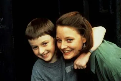 Elle est Dede Tate dans ce film