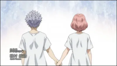 Qui sont les deux enfants qui se tiennent la main ?