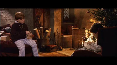 De quel nom la carte, qui accompagne la cape d'invisibilité que Harry reçoit à Noël, est-elle signée ?