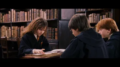 Comment Harry, Ron et Hermione découvrent-ils qui est Nicolas Flamel ?