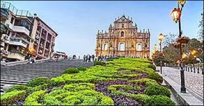 Passons à présent à une petite région autonome de la côte Sud de la Chine : Macao ! Comment dit-on "spaghettis bolognaise" en portugais, une des langues officielles de Macao ?