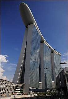 Finissons ce voyage à Singapour à l'hôtel "Le Marina Bay Sands" qui est un complexe commercial et hôtelier comportant 2 560 chambres, un casino et un musée entre autres. Quel a été le coût total de ce lieu très luxueux ?