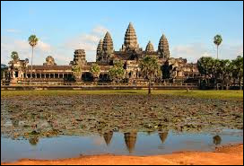 Commençons avec un monument très connu, le temple d'Angkor Vat qui est le plus grand des temples de l'ensemble appelé Angkor qui se trouve au Cambodge. Le temple est même représenté sur le drapeau national et sur celui du Viêt Nam.