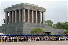 En quelle année a été inauguré le mausolée où se trouve la dépouille de Hô Chi Minh (1890-1969), fondateur du pays, le Viêt Nam ?