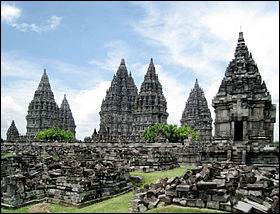 Dans quel pays se trouve l'ensemble de Prambanan, lieu constitué de 240 temples ?
