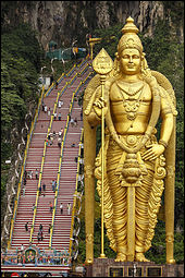Première question sur la Malaisie : combien mesure l'imposante statue de Murugan, installée confortablement devant l'entrée des grottes de Batu, plus grand sanctuaire hindou, hors de l'Inde ?