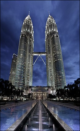 Deuxième question avant de quitter la Malaisie avec deux tours jumelles très connues : les tours Petronas. En quelle année a eu lieu l'ouverture de ces deux tours ?