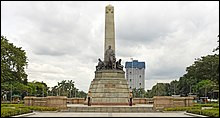 Cap vers les Philippines ! Intéressons-nous au monument de Rizal, construit pour commémorer le nationaliste philippin José Rizal, exécuté en 1896. Une réplique exacte se trouve à Barcelone, en Espagne.