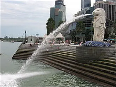 Ah ! On me dit que le voyage n'est pas fini ! Ah oui c'est vrai, j'ai oublié une fameuse sculpture très connue appelée le Merlion située à Singapour. Quels animaux sont représentés ici ?