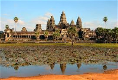Commençons avec un monument très connu, le temple d'Angkor Vat qui est le plus grand des temples de l'ensemble appelé Angkor qui se trouve au Cambodge. Le temple est même représenté sur le drapeau national et sur celui du Viêt Nam.