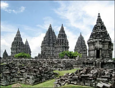 Dans quel pays se trouve l'ensemble de Prambanan, lieu constitué de 240 temples ?
