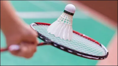 Badminton : si j'ai un score pair, où dois-je me placer pour servir ?