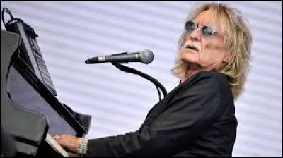 Quel mot espagnol est le titre d'une de ses chansons ?