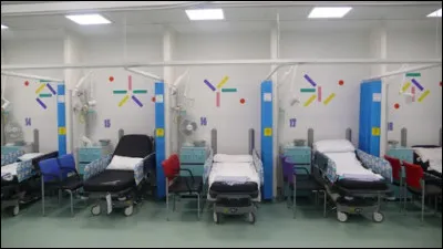 Dans cette zone avec vingt lits, les patients qui sont en attente d'hospitalisation ou d'une éventuelle opération sont mis ici. Combien de personnes peuvent s'allonger ?