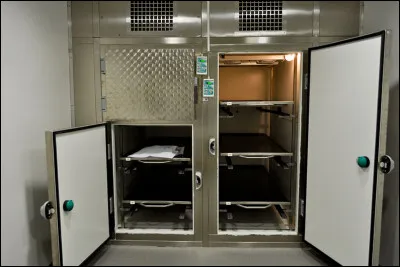 Dans une morgue, quel genre de personne sont admises dans ces types de placards ?