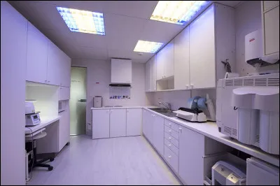 Quant à celle-là, elle sert de salle de désinfection aux divers matériels médicaux qui sont utilisés. Quelle est la couleur du mobilier ?