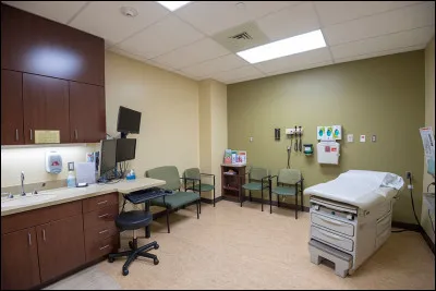 À l'intérieur de cette salle, un médecin spécialiste est présent. Il en existe un pour chaque domaine : neurologue, cardiologue, dermatologue, psychiatre, physique-réadaptateur. Combien y a-t-il de salles ?