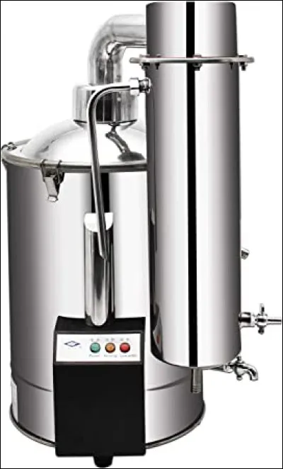 Le navire à même quatre usines de distillerie pour que l'eau de mer soit...