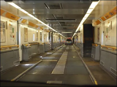 Ce petit hangar peut transporter jusqu'à 12 véhicules. Quel type de navire a cette fonctionnalité ?