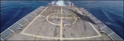 Le bâtiment peut accueillir un hélicoptère de tout type sur son pont d'envol. D'après l'ombre au sol, quel hélicoptère vient de décoller ?