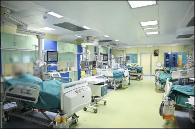 Les patients nécessitant une prise en charge médicalisée et en continu sont orientés dans le service de réanimation avec ses 40 lits. Une salle de ce type se compose de 5 lits. Combien y a t-il de chambres de réanimation ?