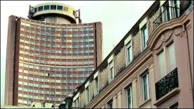 Dans quelle ville se situe la Tour de l'Europe ?