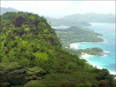 A quelle altitude s'lve le Parc National du Morne Seychellois ?