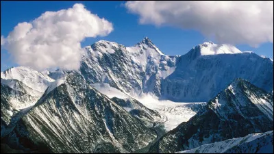 La chaîne de montagnes Altaï, longue de 2 000 kilomètres, est située en Asie. Son sommet le plus élevé, nommé le Béloukha, culmine à 4 506 mètres. Entre quels pays s'élève-t-il ?