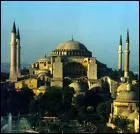 Si je suis devant la Basilique Sainte Sophie, je suis en :