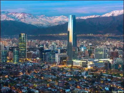 Quelle est cette capitale située au pied de la Cordillère des Andes ?