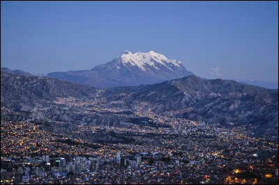 Quelle est cette grande ville située en plein cœur de la Cordillère des Andes ?