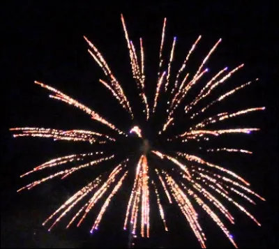 Les feux d'artifice font du bruit quand ils explosent.