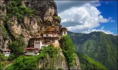 Je suis connue pour mes sites bouddhistes et pour être le siège du gouvernement.