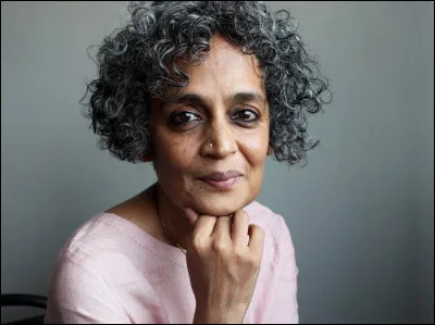 Quelle est cette écrivaine qui a écrit, entre autres, "Le Dieu des Petits Riens" ?