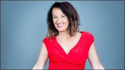 Qui est cette comédienne humoriste toujours vêtue de rouge, connue aussi bien pour ses chroniques à la télévision ou à la radio que pour ses spectacles sur scène ?