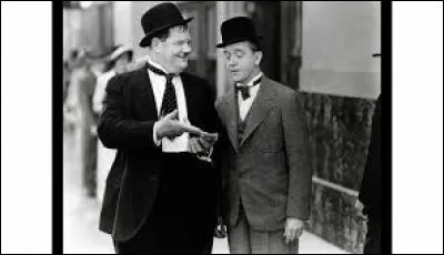 Quel est le nom de ce duo comique constitué en 1927, dont la carrière a duré près de 25 ans et qui a joué dans plus de 100 films, atteignant une notoriété telle, qu'il reste sans doute à ce jour le tandem le plus célèbre de toute l'histoire du cinéma ?