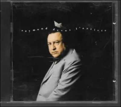 Quel grand humoriste né avec un pied en Belgique et un pied en France, grandement cultivé, mélomane, véritable virtuose des jeux de mots et autres calembours, est décédé en 2006 en nous laissant d'innombrables sketchs désopilants ?