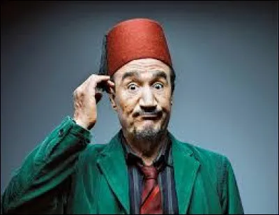 Qui est cet humoriste algérien jonglant en permanence entre le berbère, l'arabe et le français dans des sketchs virtuoses et hilarants qui allient critique féroce des systèmes d'oppression, qu'ils soient étatiques, tribaux ou familiaux, et moquerie pleine de tendresse envers les travers humains ?