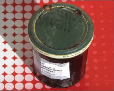 Quel est ce condiment élaboré avec des noix communes vertes macérées dans du vinaigre d'alcool ?